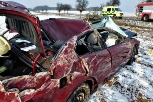 U Domažlic se ráno srazila dvě auta, čtyři zranění