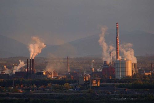 Umělecké poklady z huti na prodej: busty, plastiky i nemovitosti