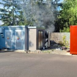 V Klecanech hořela trafostanice. Muž utrpěl popáleniny na 60 procentech těla, do nemocnice letěl vrtulník