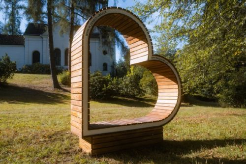 V Konstantinových Lázních vznikla další lavička ve tvaru srdce. Nový fotopoint láká turisty