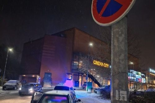 Bez řidičáku a bez technické si parkoval na zákazu zastavení u Plazy