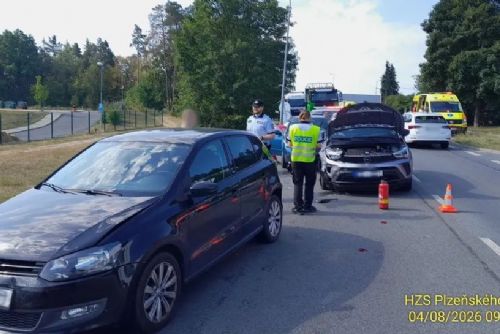 V Třemošné se ráno srazila čtyři auta, tři lidé zraněni. Doprava stála v koloně