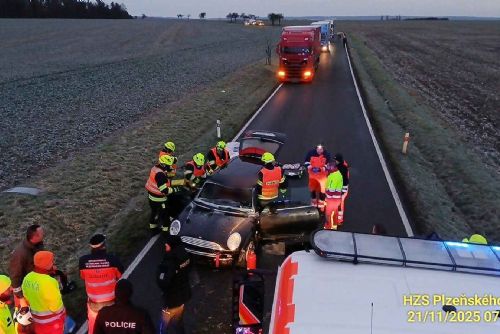 Vážná nehoda u Stodu - řidička Mini Cooperu vyproštěna hasiči