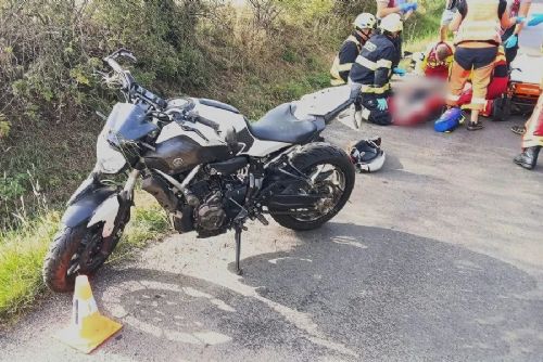 Vážná nehoda u Strašic zastavila dopravu. Pro zraněného motorkáře letěl vrtulník
