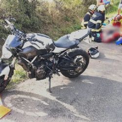 Vážná nehoda u Strašic zastavila dopravu. Pro zraněného motorkáře letěl vrtulník
