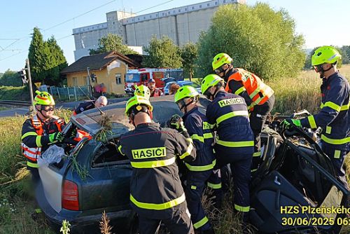 Vážná nehoda v Blovicích: Řidič z auta vyproštěn, železniční doprava přerušená