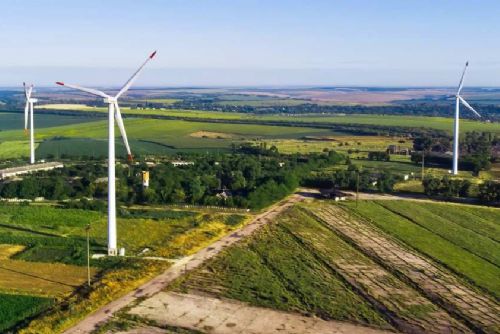 Větrné elektrárny nad Mezilečím: Rozdělená komunita a petice chalupářů