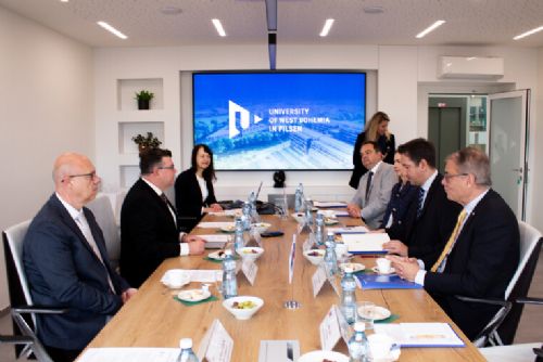 Západočeská univerzita hostila velvyslance na diskusi o jaderné energetice