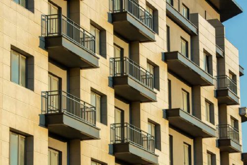 Zateplení bytových domů: SVJ a družstva mohou využít bezúročné úvěry, pozor na provize agentur