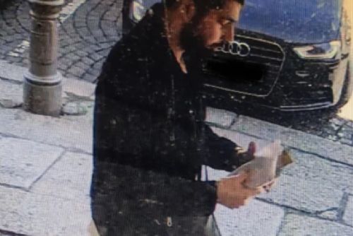 Žena předala životní úspory falešnému kurýrovi. Poznáte muže na snímku?
