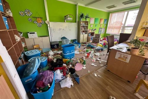 Zloděj vyplenil školku v Černošíně. Rozbíjel vybavení, děti musely zůstat doma