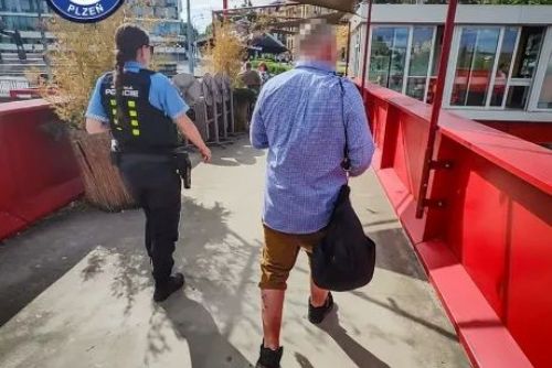 Známé tváře v centru Plzně neunikly strážníkům. Oba muže hledala policie