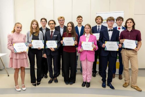 Kraj ocenil patnáct úspěšných studentů. Bodovali ve vědě, jazycích i odborných soutěžích