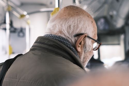 Předvolební sliby mizí jako pára. Vyšší slevy pro seniory a studenty na jízdné se také vzdalují