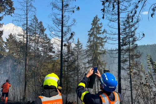 150 hasičů a Black Hawk bojovaly s požárem lesa, na Klatovsku shořelo sedm hektarů