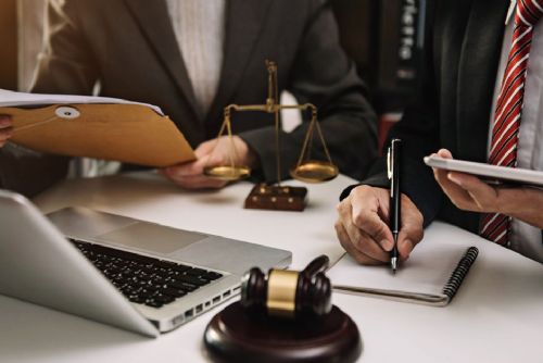 Advokátní úschovy pod přísnějším dohledem. Plzeňský případ ukazuje, proč se mění pravidla