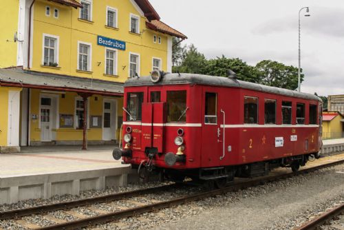 Bezdružická lokálka slaví 125 let. Místo Kafemlejnku vyrazil kvůli suchu motorový Hektor