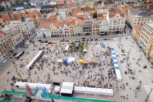 Centrum Plzně se proměnilo v obří venkovní učebnu. Den se ZČU přilákal tisíce návštěvníků