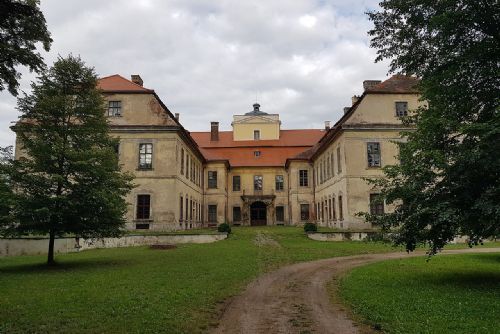 Divadelní festival v  Křimicích na zámku začíná o víkendu