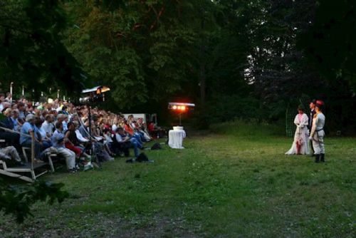 Divadlo na zámku se vrací do Křimic. Letní scéna nabízí detektivku, pohádku i komedie