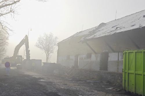 Domažlice zbouraly problémovou noclehárnu u nádraží