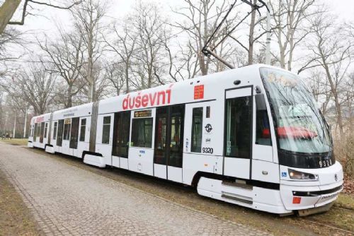 Duševní tramvaj v Praze připomíná dostupnou pomoc v psychické tísn
