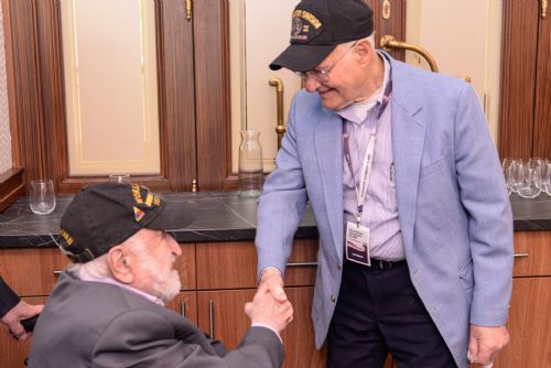 Dva století veteráni se setkali v Plzni. Konvojem svobody projeli před desetitisíci lidí