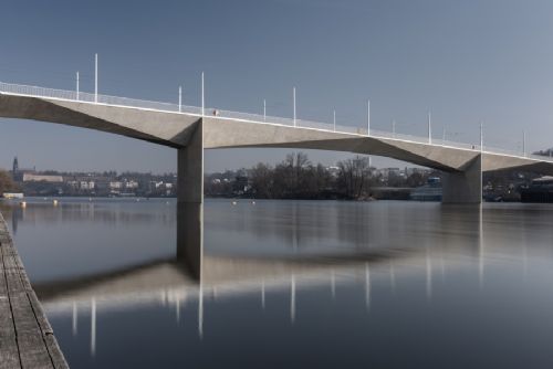 Dvorecký most spojil Smíchov s Podolím. Nové tramvajové a autobusové linky změnily dopravu v Praze