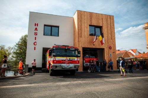 Hasiči z Touškova mají novou Tatru. Kvůli cisterně museli rozšířit i zbrojnici