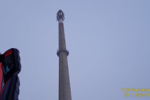 Hasiči zachránili mladíka z 90metrového komína, chtěl spáchat sebevraždu