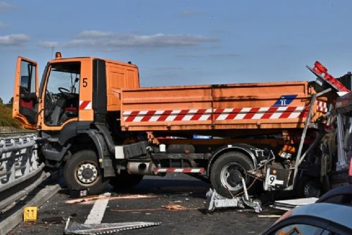 Havárie na D5, dodávka narazila do světelné šipky, zasahoval vrtulník