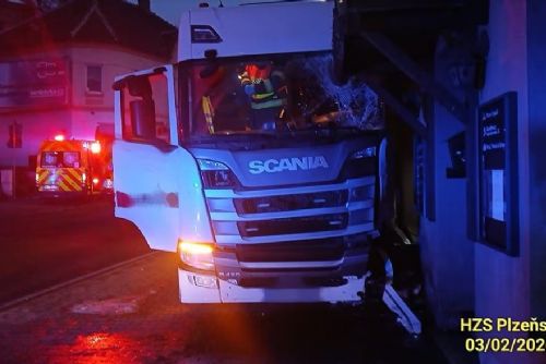 Kamion ve Stodě sjel do protisměru a narazil do domu