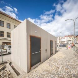 Kontejnerové toalety v Židovské ulici mají být hotové do konce května 2026