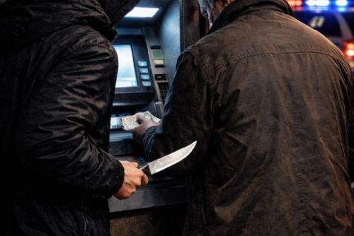 Loupež v Plzni, muž bez hotovosti skončil u bankomatu s nožem u těla