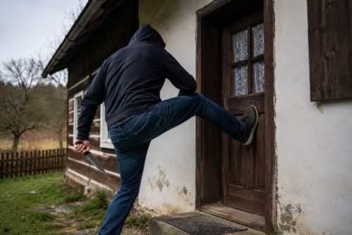 Mladík měl vydírat vlastního otce a vyhrožovat nožem. Skončil ve vazbě