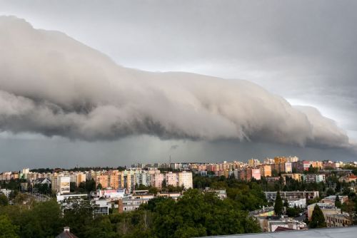 Nad Plzní se tyčila oblačná hradba. Ranní shelf cloud nabídl mimořádnou podívanou