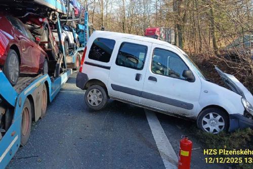Nehoda kamionu s osobním autem U Kasejovic - řidič zraněn