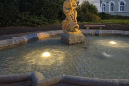 Neptun se triumfálně vrátil na krnovskou kašnu po náročné rekonstrukci