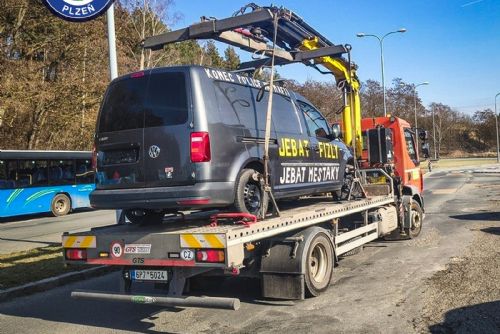 „Nespokojený občan“ blokoval výjezd u FN Lochotín. Strážníci ho odtáhli