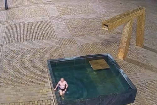Noční koupel v kašně skončila pádem. Muže v centru Plzně odhalila čidla i kamery (video)