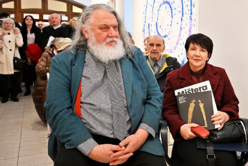 Nové práce Josefa Mištery zaplnily Galerii města Plzně. Přijďte i na jógu