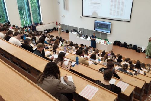 Na medicínu v Plzni míří tisíce uchazečů. Přijímačky mohou zkomplikovat dopravu u nemocnice