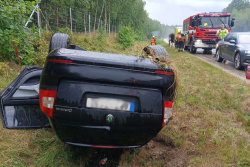Opilý řidič na D5 poslal škodovku na střechu