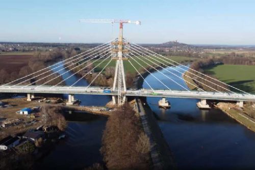 Pardubický most přes Labe roste: Samonosná konstrukce bez podpěr