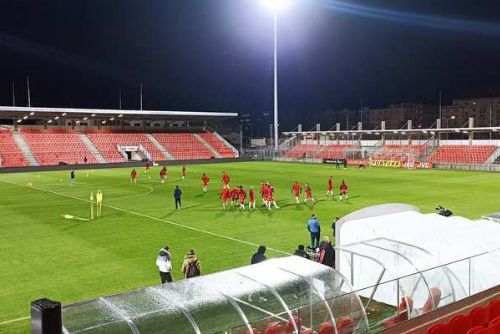 Pardubický stadion oslňuje okolí: Osvětlení čeká náprava