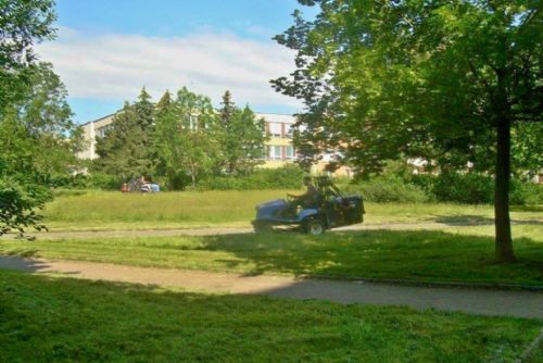 Plzeň 1 po dlouhém suchu spustila třetí seč. Sekačky postupně projedou celý obvod