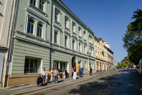 Plzeň dokončila opravu domu na Smetanových sadech. Vzniklo osm 3+kk městských bytů