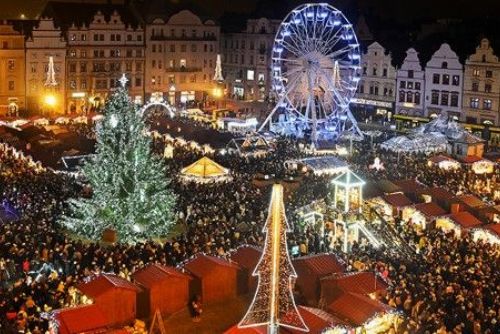 Plzeň rozsvítila vánoční strom a oslavila 100 let tradice stromků