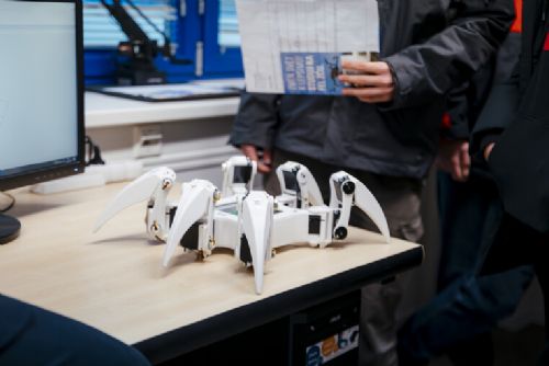 Plzeň ukáže technologie budoucnosti. Festival Inovujeme přiveze roboty, AI i 3D tištěný jeřáb