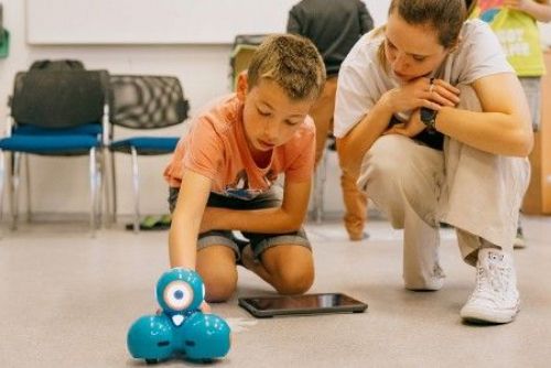 Plzeňské Centrum robotiky nabídne 50 kroužků pro děti, nově hackování a AI